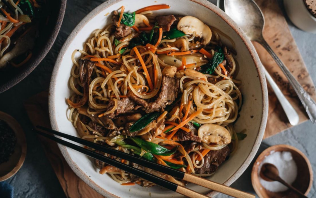 Japchae: Leichtes Nudelgericht mit Gemüse und Rindfleisch