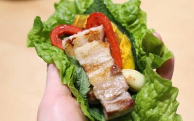 Samgyeopsal: Herzhaft, knusprig, umwickelt in frische Blätter