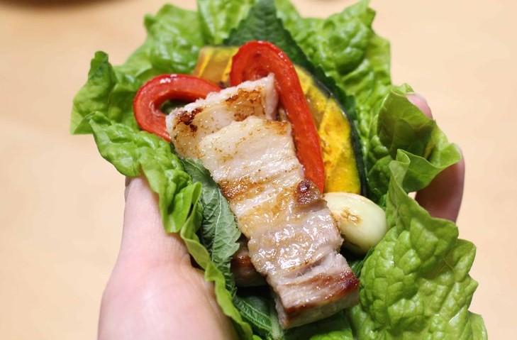 Samgyeopsal: Herzhaft, knusprig, umwickelt in frische Blätter
